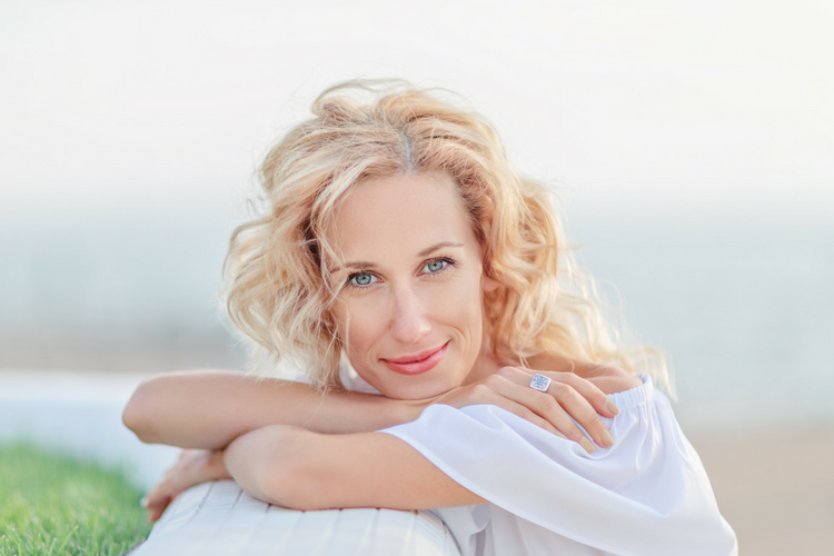 How to survive menopause naturally. Lifestyle and nutrition tips to manage menopause and perimenopause.